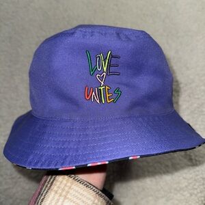 SOLD ‼️ Reversible adidas bucket hat